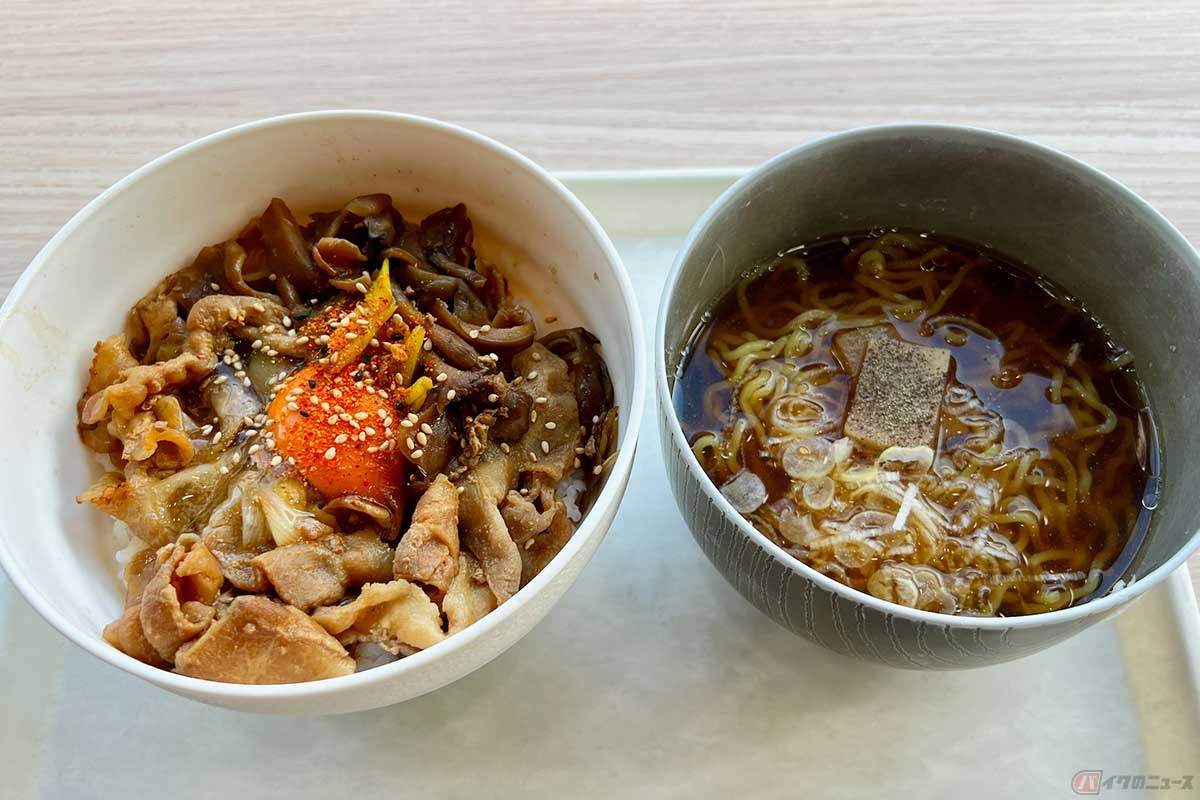 首都高「代々木PA」で満腹メニュー「豚すき丼セット」（1120円）を実食。生玉子が載った「豚すき丼」とミニサイズの醤油ラーメンの組み合わせ