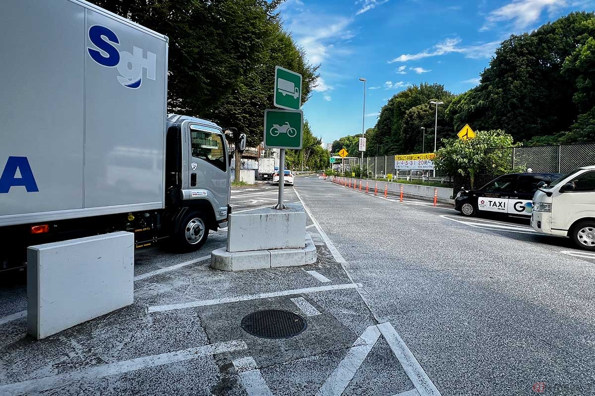 場内が狭く2輪専用の駐車スペースもコンパクト。出口では助走の短い合流ポイントに要注意