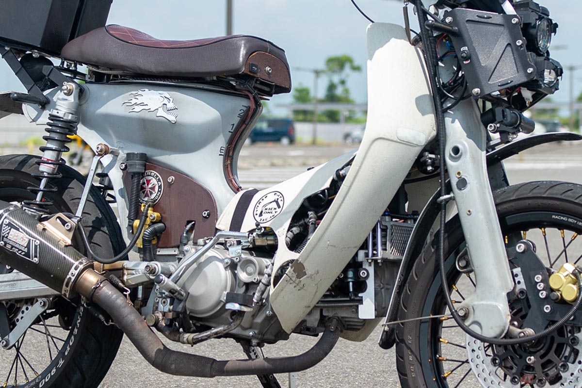 デイトナ製の高性能競技用横型コンプリートエンジン「Daytona Anima」を搭載したホンダ「スーパーカブ」カスタム