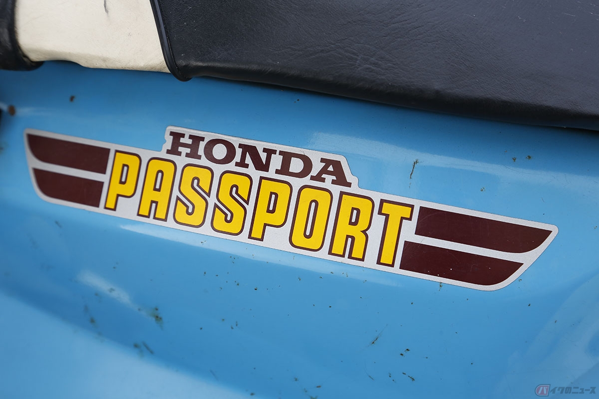 1981年モデルの2型パスポートの特徴でもあるタンクサイドのデカールエンブレム。各年式でこのデカールデザインが異なっていました。初代モデルだけは「HONDA C70」でしたが、実は、ペットネームの「パスポート」が決定したのは発売直前だったそうです