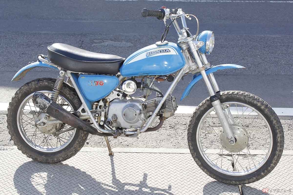 パスポートと同タイミングで、アメリカのオフロードユーザーから購入し逆輸入したホンダモトスポーツ「SL70」（K0）の1971年モデル。アメリカではピットバイクや子供向けモデルとして販売された実績があります。現在の目でみても、新鮮なデザインですね!!