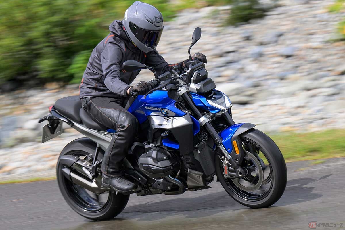 BMW Motorrad新型「R 1300 R」(2025年型)に試乗する筆者(中村友彦)