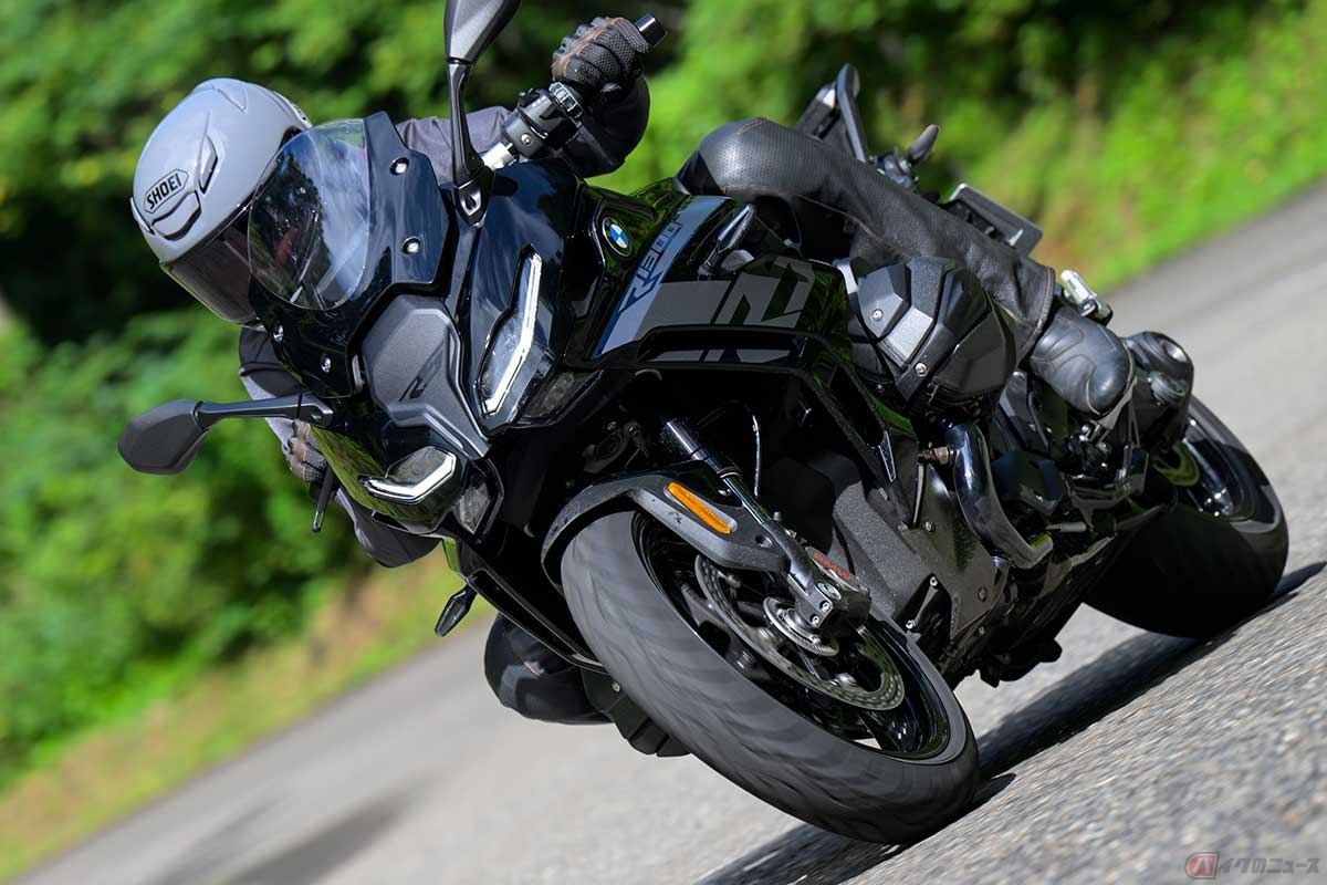 BMW Motorrad新型「R 1300 RSツーリングASA」(2025年型)に試乗する筆者(中村友彦)