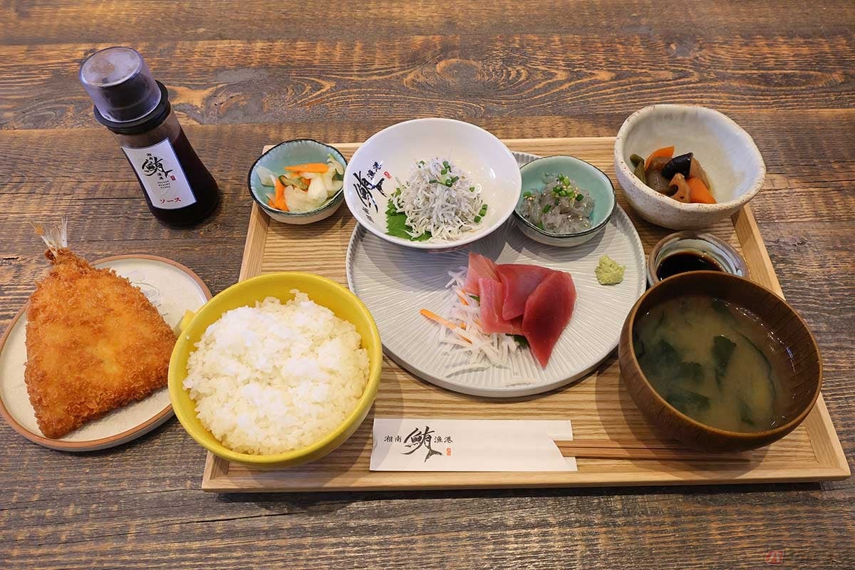 「湘南鮪漁港」で、「三崎まぐろとしらす定食」と単品で「肉厚アジフライ」をオーダー。筆者的オールスターな豪華ランチ