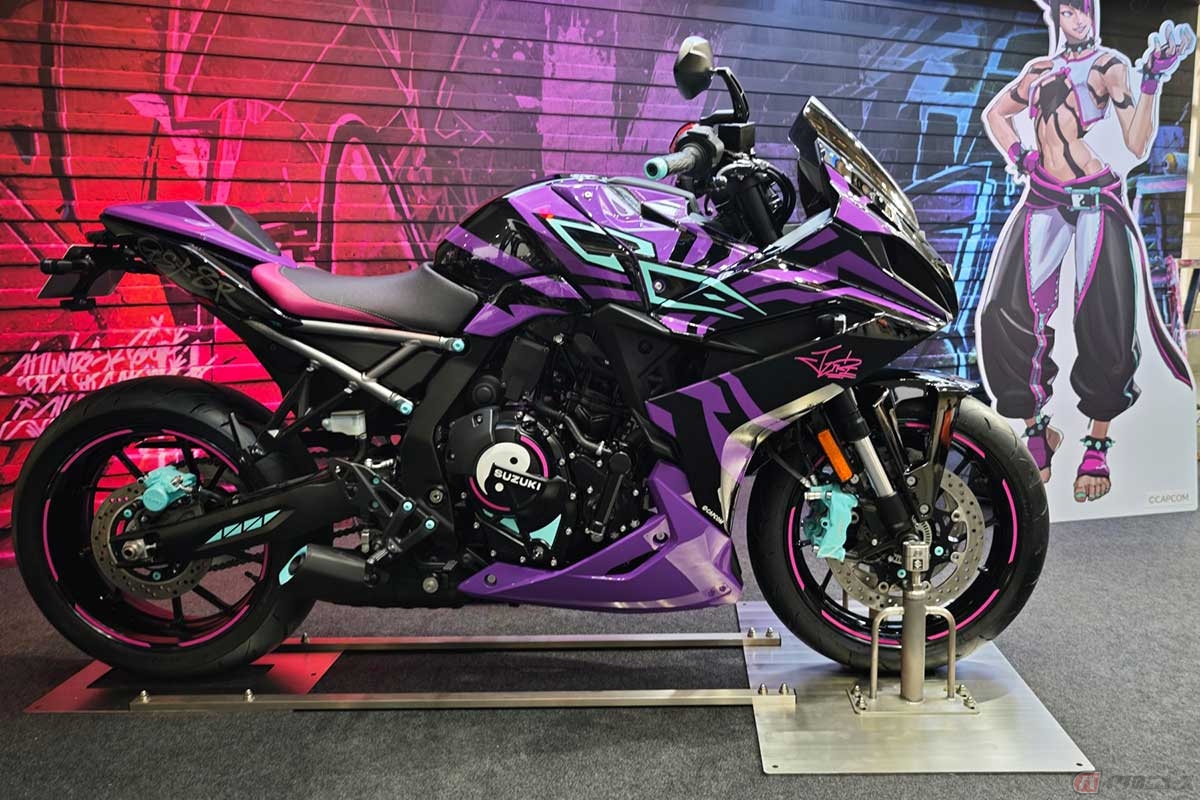 スズキは「東京ゲームショウ2025」に、「ストリートファイター6」の登場キャラクター「JURI」をイメージした「GSX-8R Tuned by JURI」を展示