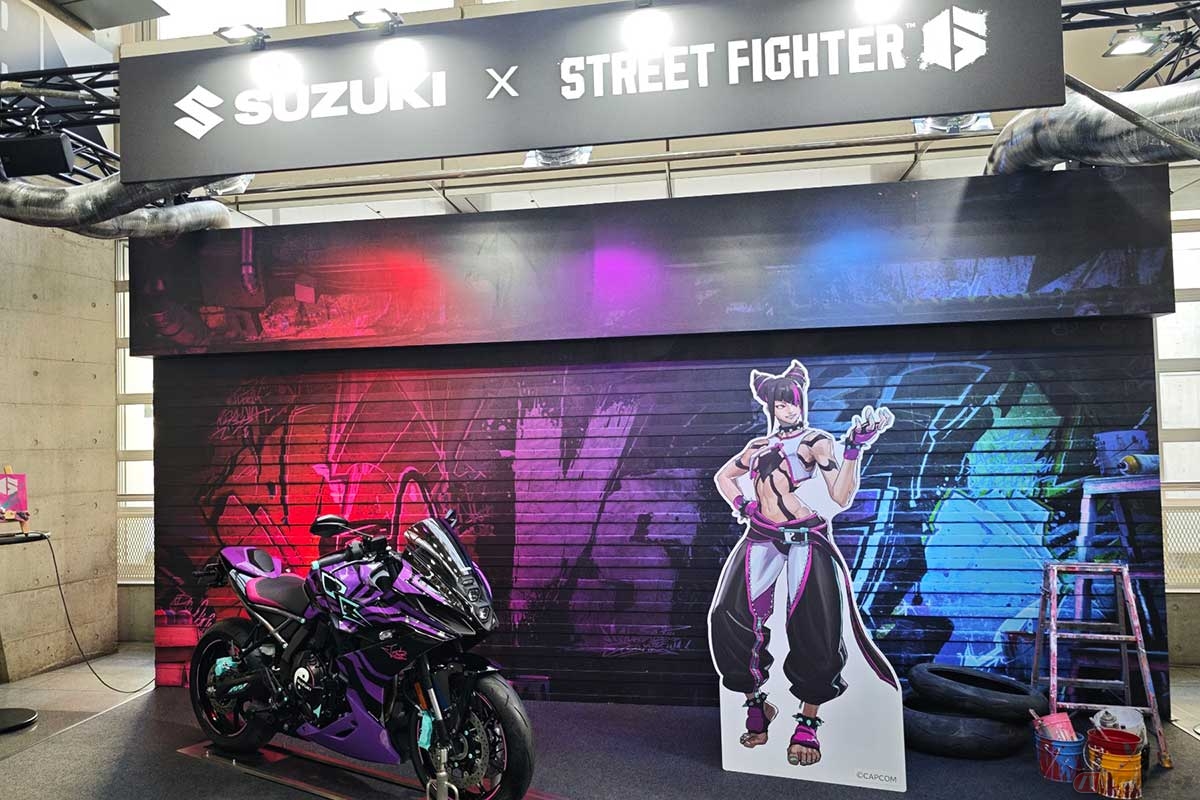 来場者はゲームの一部を再現したブースを背景に、バイクにまたがって写真撮影が可能