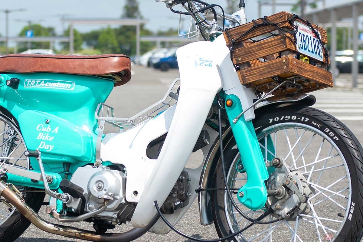 ビーチクルーザーのような佇まいにカスタムされたホンダ「スーパーカブ」