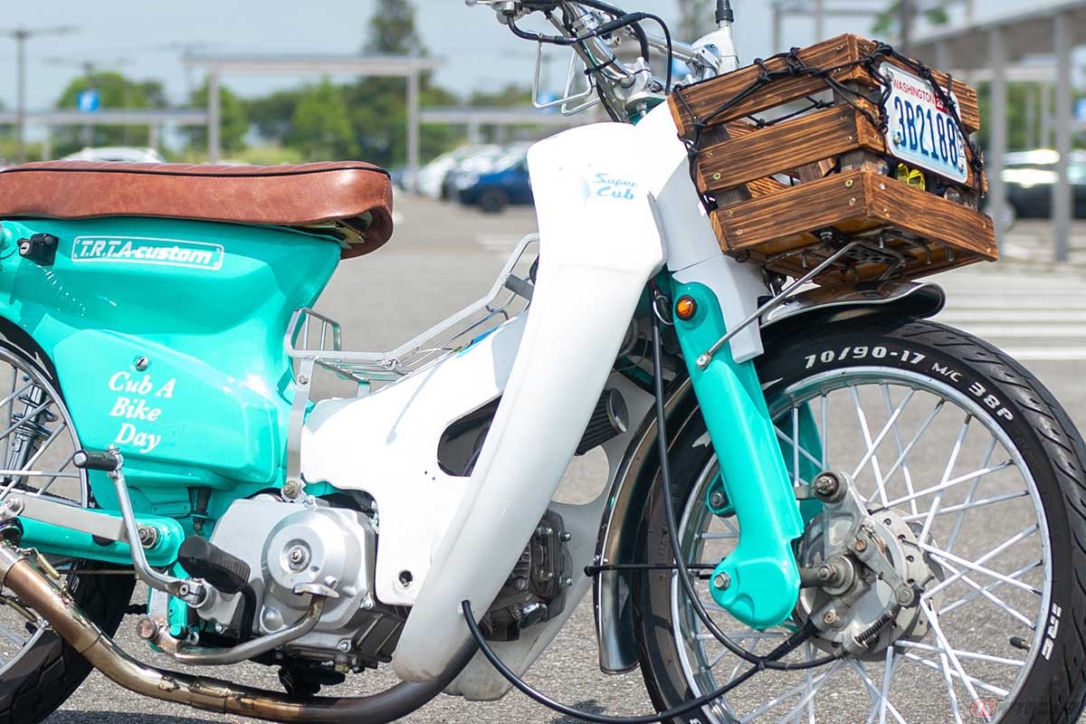 ビーチクルーザーのような佇まいにカスタムされたホンダ「スーパーカブ」