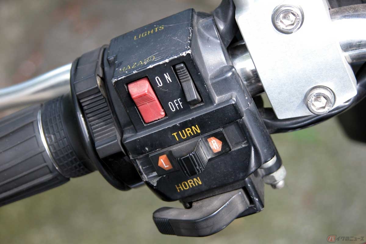 カワサキ「Z1300」（1979年）の左ハンドルスイッチ。ボックス内の電磁石でウインカーを元に戻す。オートキャンセル機能は右上のON／OFFスイッチで切り替えられる