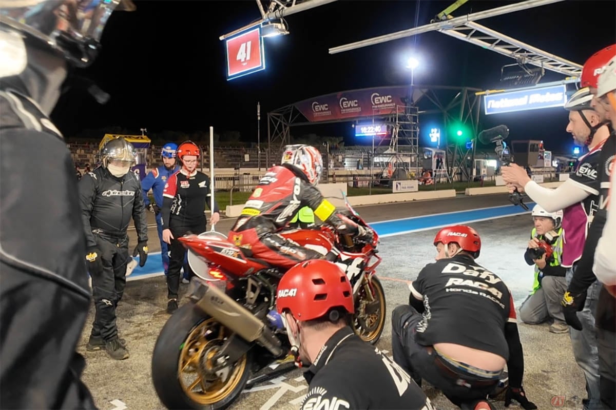 FIM世界耐久選手権（EWC）最終戦「ボルドール24時間耐久ロードレース」を現地観戦した小野木里奈さん。リタイアも増える難関の時間帯、ナイトランも見どころのひとつです