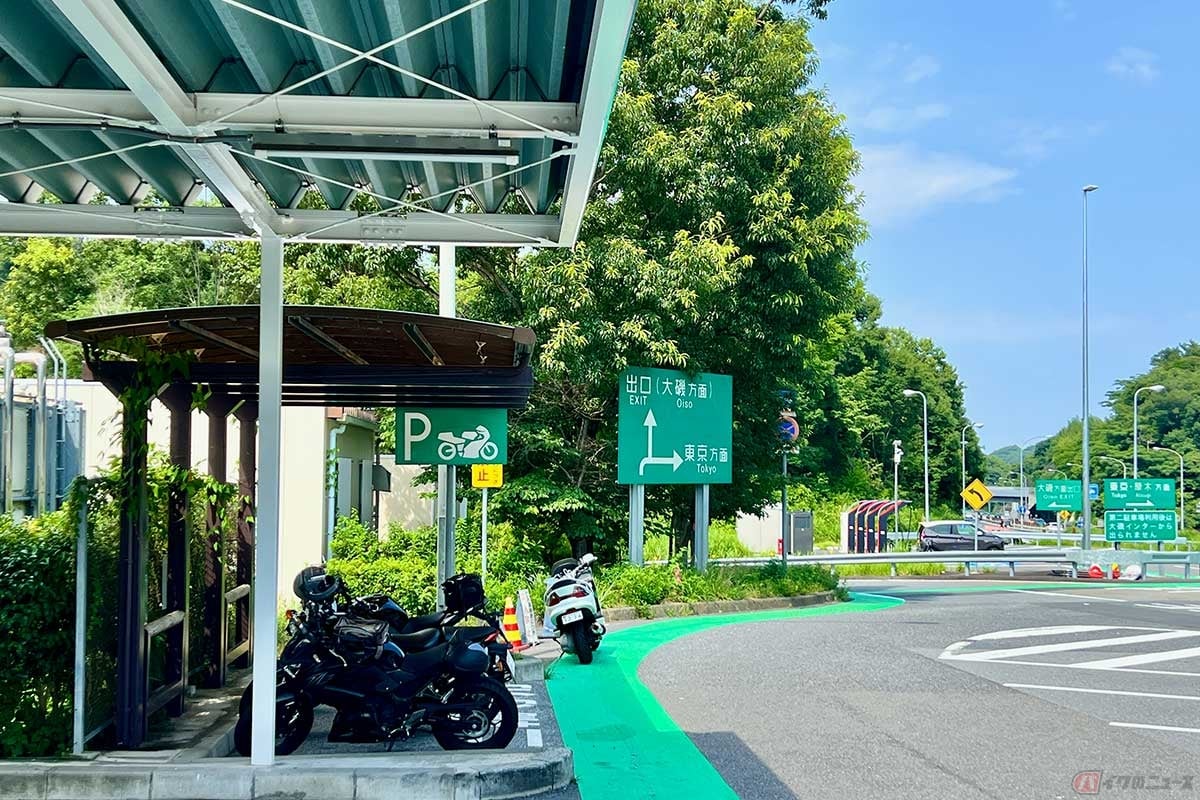 屋根付きのバイク専用駐車スペースが完備されてる