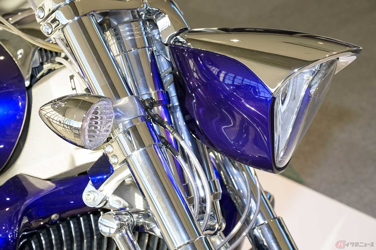 美しい形状のヘッドライトは上部がクローム、下部が車体色のツートーン