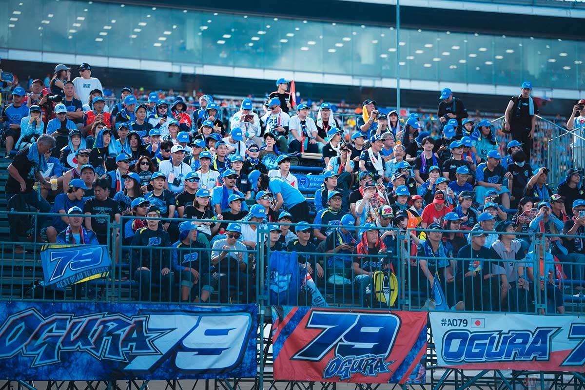 多くのファンがMotoGPライダーとして母国に凱旋した小椋藍選手（#79／トラックハウス・MotoGP・チーム）の走りに声援を送った【2025MotoGP第17戦日本GP】