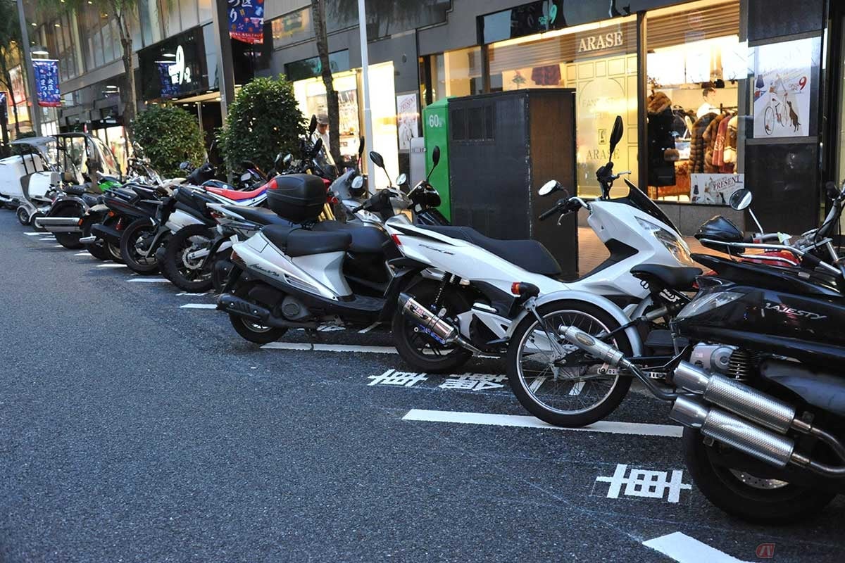 中央区銀座8丁目のバイク用パーキングチケットは、並列駐車を斜め駐車にして駐車台数を稼ぐ（撮影＝中島みなみ）