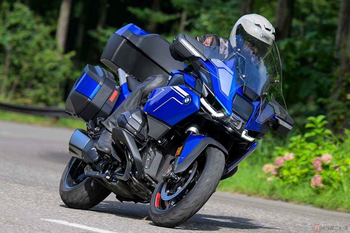 BMW Motorrad新型「R 1300 RT ASA」(2025年型)カラー:レーシング・ブルー・メタリックに試乗する筆者(中村友彦)