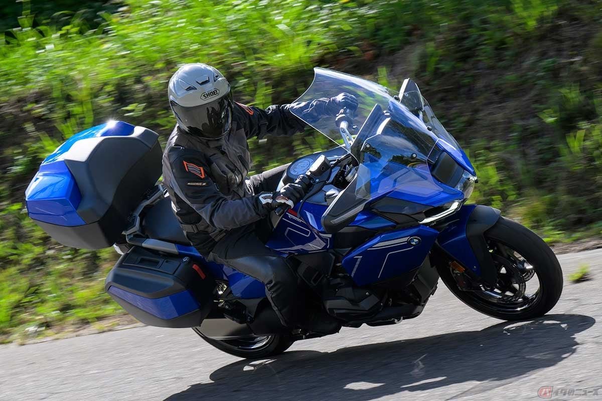 BMW Motorrad新型「R 1300 RT ASA」(2025年型)カラー:レーシング・ブルー・メタリックに試乗する筆者(中村友彦)