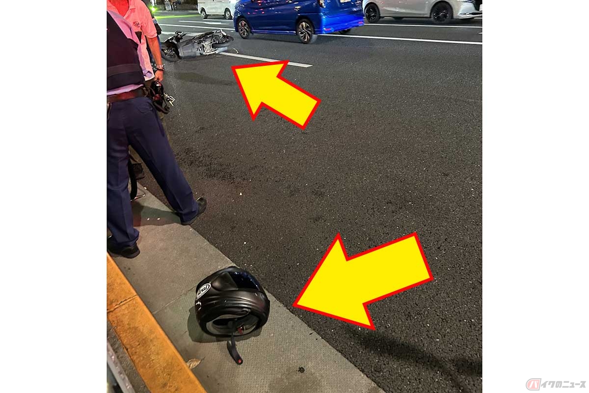 バイクとヘルメットの距離は10メートルほど。現場に居合わせた人が、警察が来るまで二次事故を防ぐ誘導をしていた