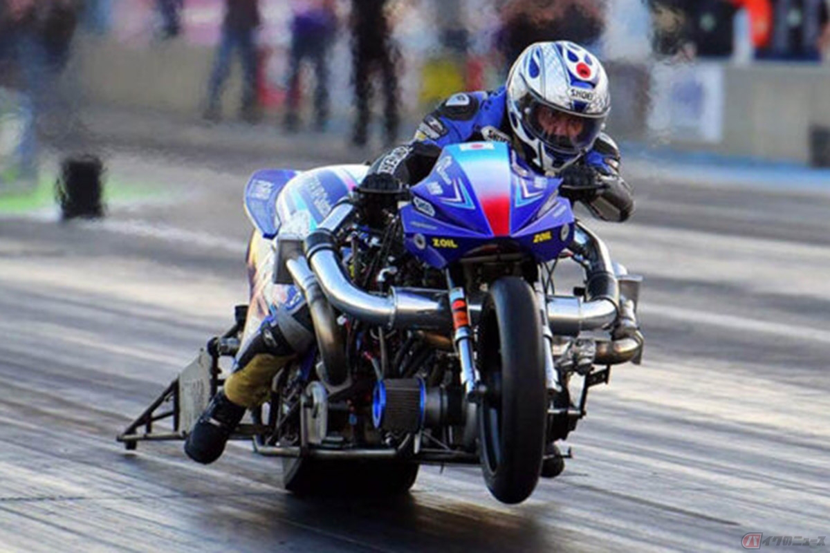 1／4マイルの距離で競うドラッグレース。スタート直後からフルスロットル＝アクセル全開で駆け抜けていく迫力ある競技となっています（写真提供：TPPトップフューエルハーレー）