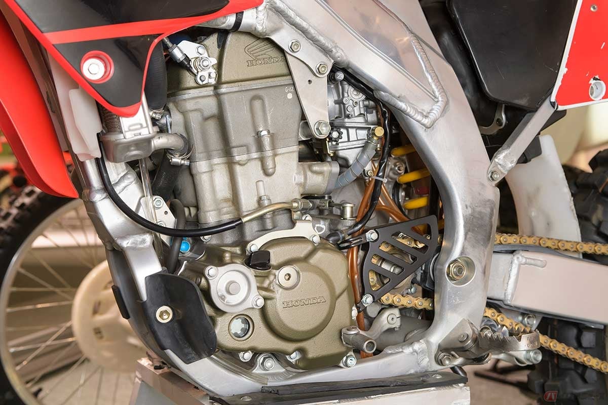 エンジン左側を見ると、吸気側だけにカムチェーンが回っている構造がよく分かる。まだキャブレターの時代でケイヒンのFCR-MXを使用している