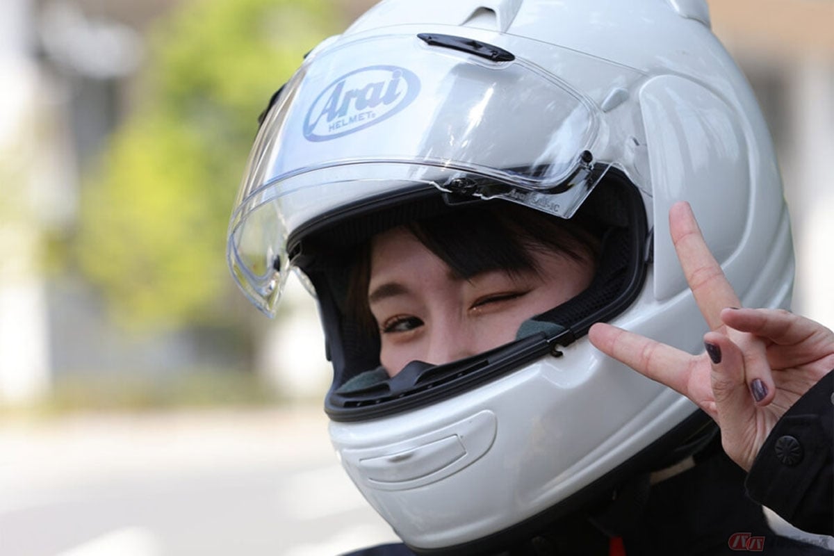 バイクのヘルメットの一種「フルフェイス」。数ある形状の中で最も安全性が高いと言われています