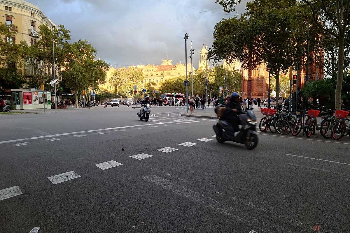 街を歩いていると、スクーターなどの軽やかなエンジン音が日常のBGMのように響いていました