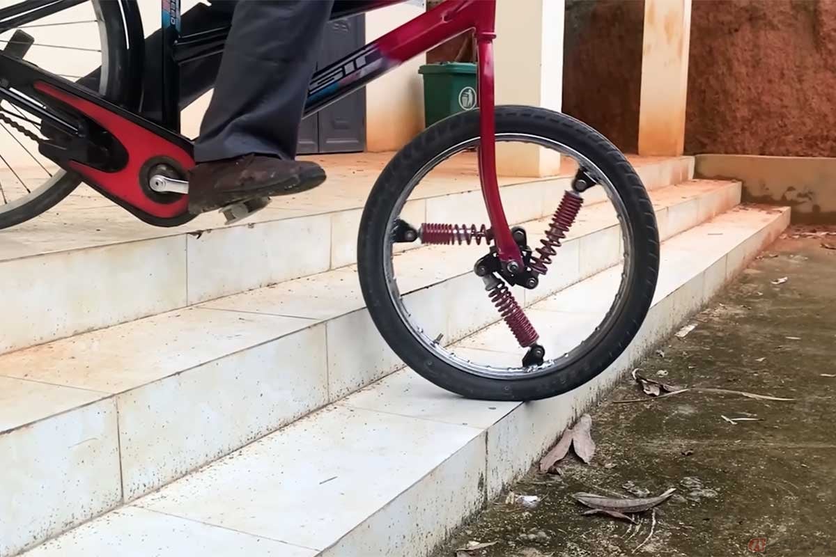 自転車の前輪のスポークをコイルスプリング3本に換装してしまった魔改造に反響