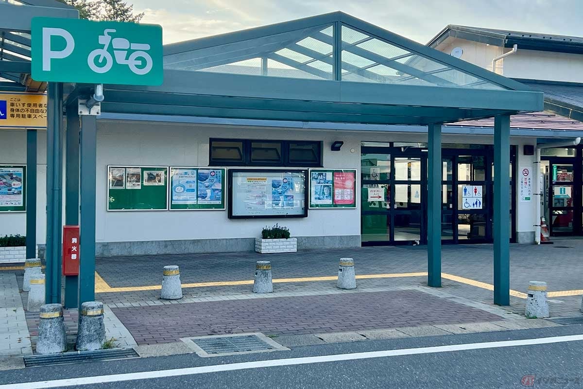 屋根が設置された2輪専用の駐車スペース完備。トイレから近くて便利