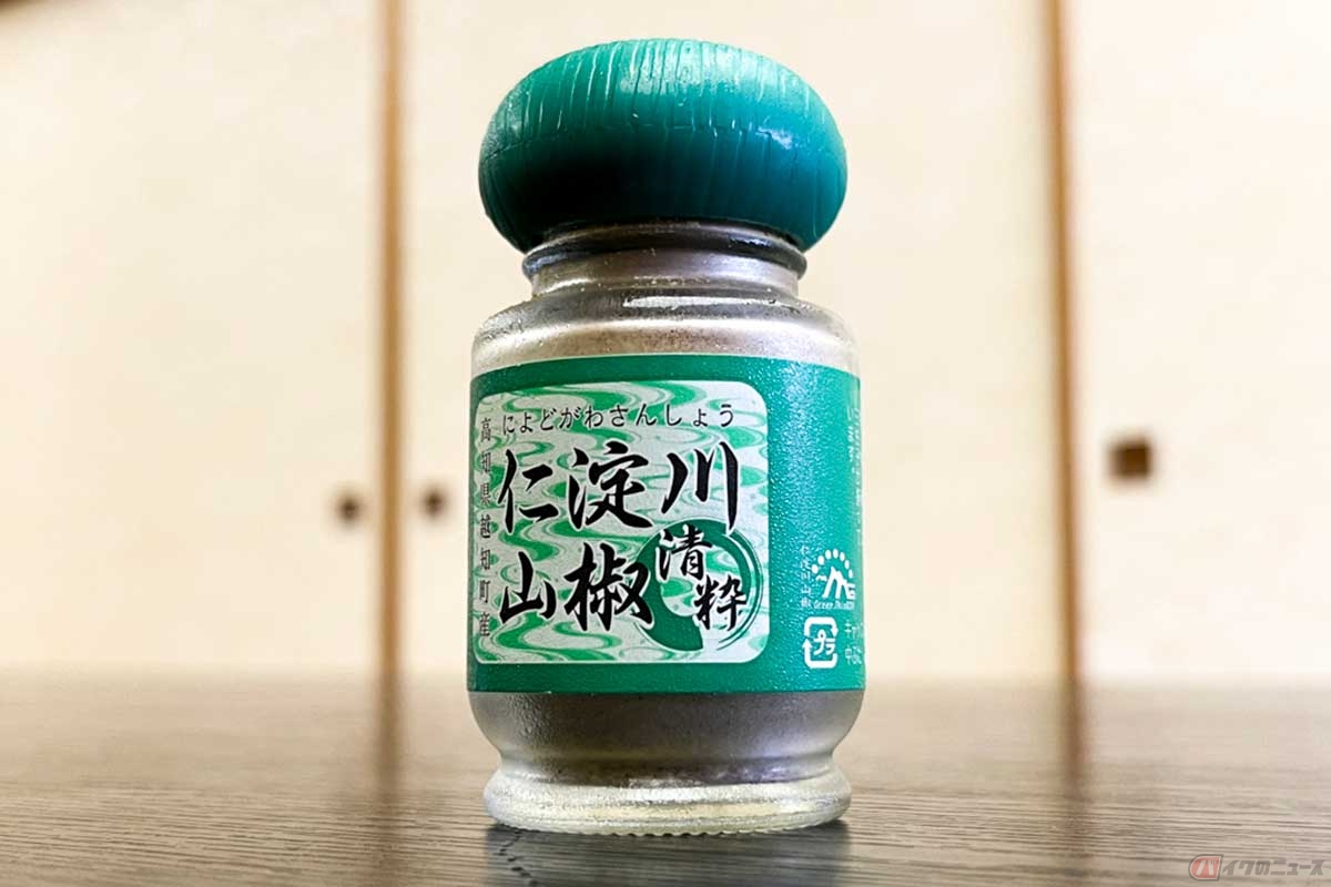 鰻重を半分くらい食べたところで、香りの良い「仁淀川山椒」を加えていただく