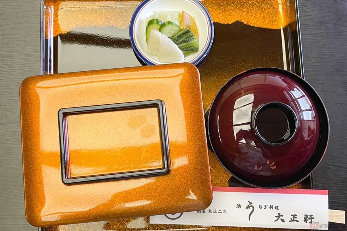 高知県・佐川町にある「大正軒」の鰻重（上）。蓋を開けると肉厚なウナギが入っている