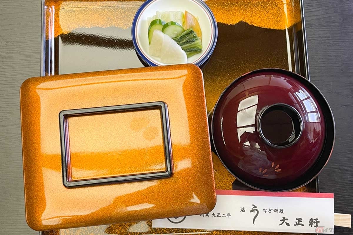 高知県・佐川町にある「大正軒」の鰻重(上)。蓋を開けると肉厚なウナギが入っている