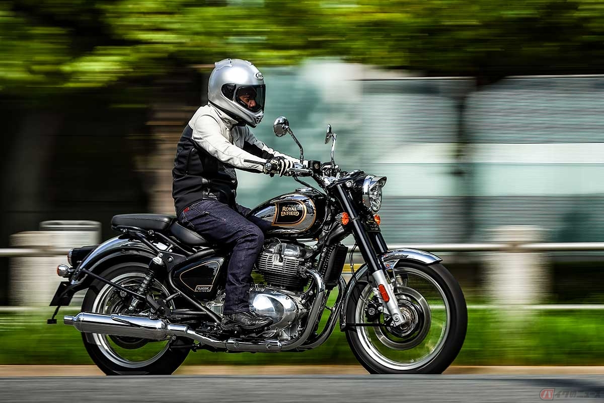 ロイヤルエンフィールド「CLASSIC 650」に試乗する筆者（小川勤）。常に軽快感が高く、ライダーのコントロール下に置きやすい素晴らしいハンドリングを披露。低速では鼓動感が明確で、高回転ではスペック以上の速さを披露してくれます