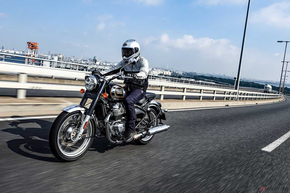 ロイヤルエンフィールド「CLASSIC650」に試乗する筆者(小川勤)。ライディングポジションは自然で常にリラックスして乗ることができるからこそ、素直なハンドリングを楽しみやすい