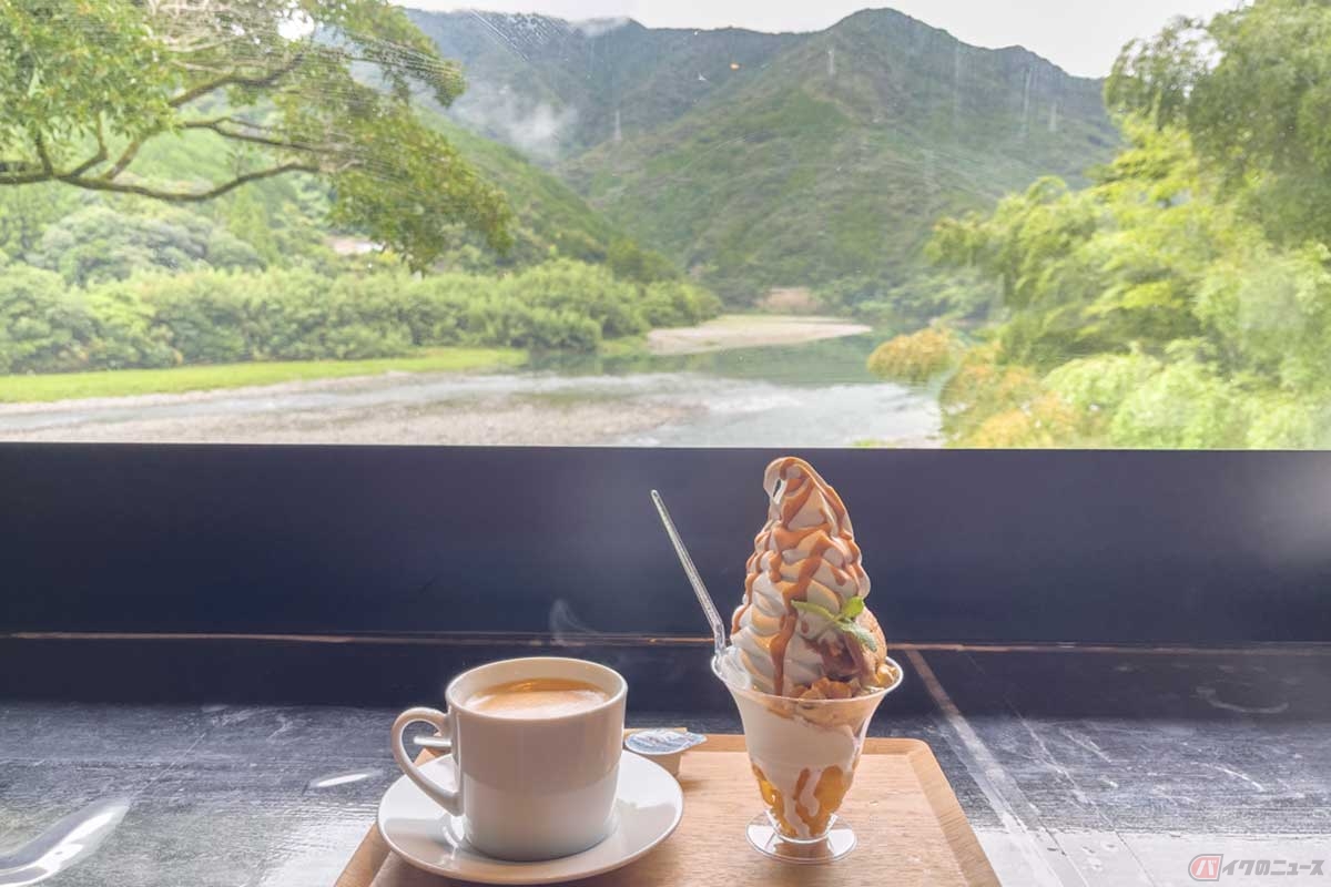 「高知アイス売店」では、仁淀川の素晴らしい景色を眺めながら、スイーツ休憩ができます