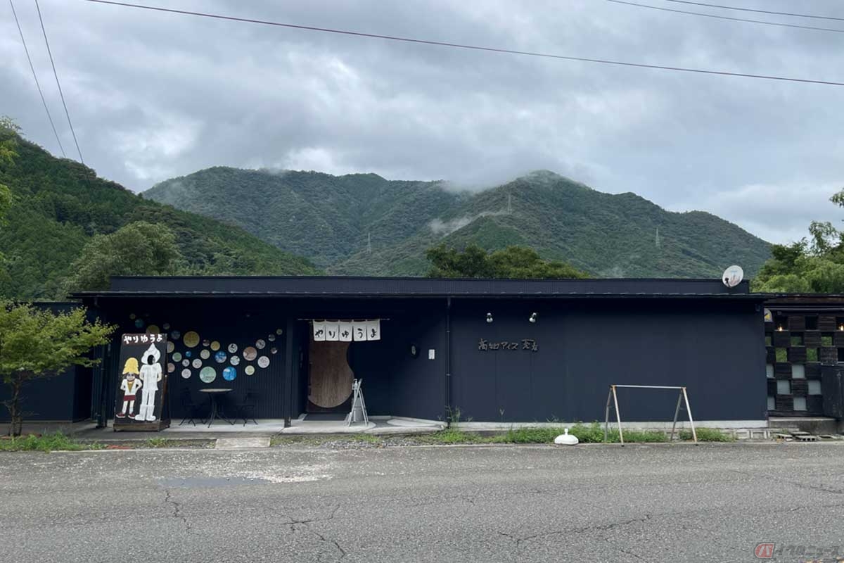 仁淀川の素晴らしい景色を眺めながらスイーツ休憩ができる「高知アイス売店」ですが、観光シーズンは混み合うので注意が必要です