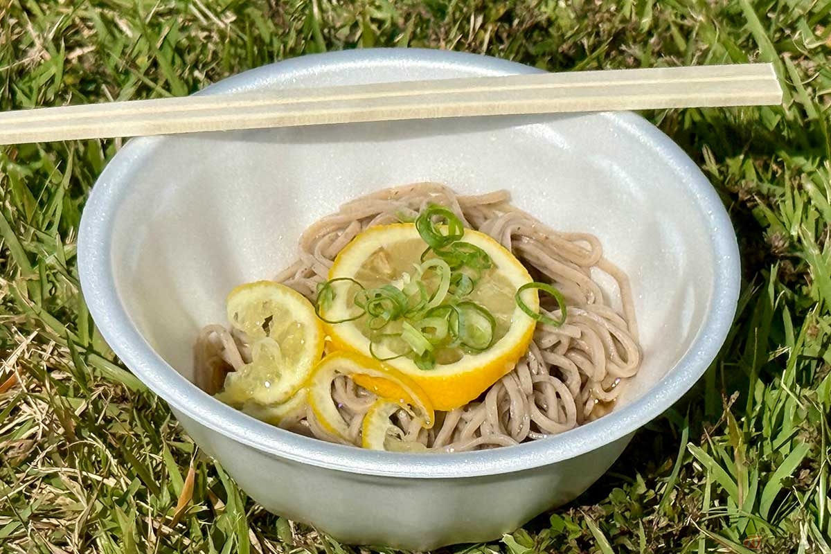 レース後に振る舞われた蕎麦には、酸味がアクセントの「レモンそば」も