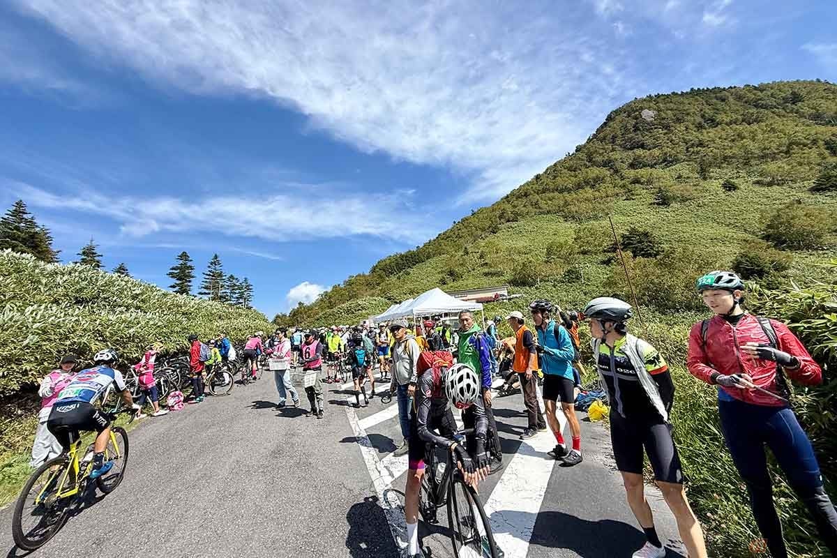 三角形の山容が目をひく笠岳の直下に設けられた、標高1900mのフィニッシュ地点