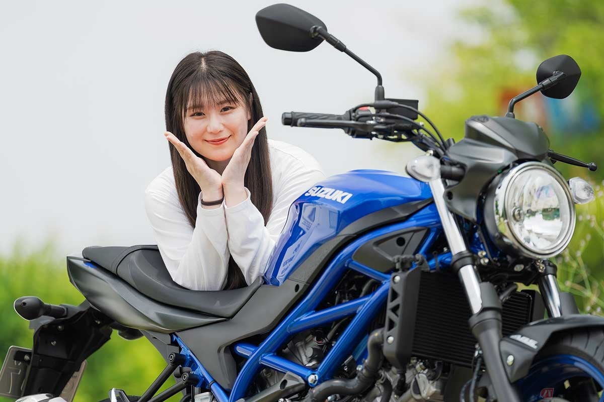 スズキ「SV650」と筆者(高梨はづき)