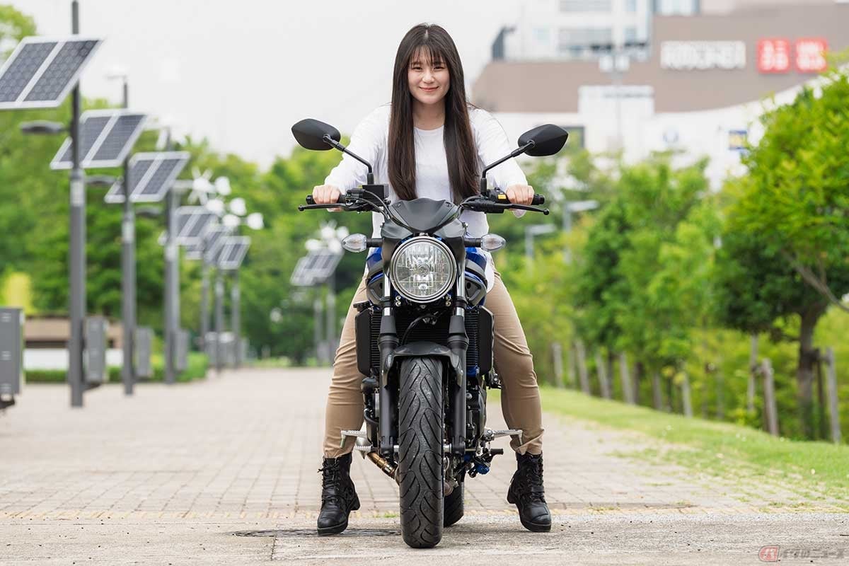 シート高785mmの「SV650」にまたがると、身長158cmの筆者の場合、両足のつま先が地面に届く