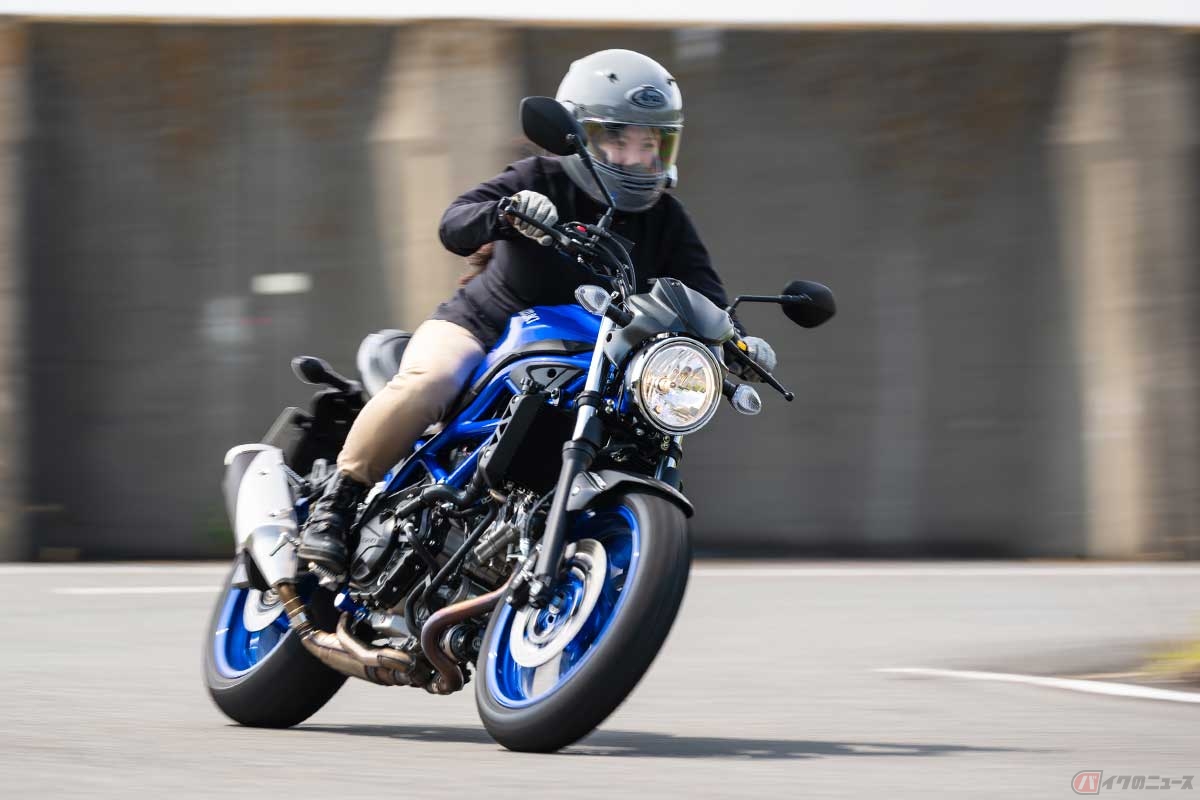 スズキ「SV650」に試乗する筆者(高梨はづき)