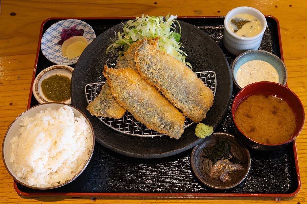 「湘南アジフライ あらた」の「湘南アジフライ定食」は、湘南産のアジフライに逗子の小坪漁港直送の海鮮を使った小鉢や茶碗蒸しも付く