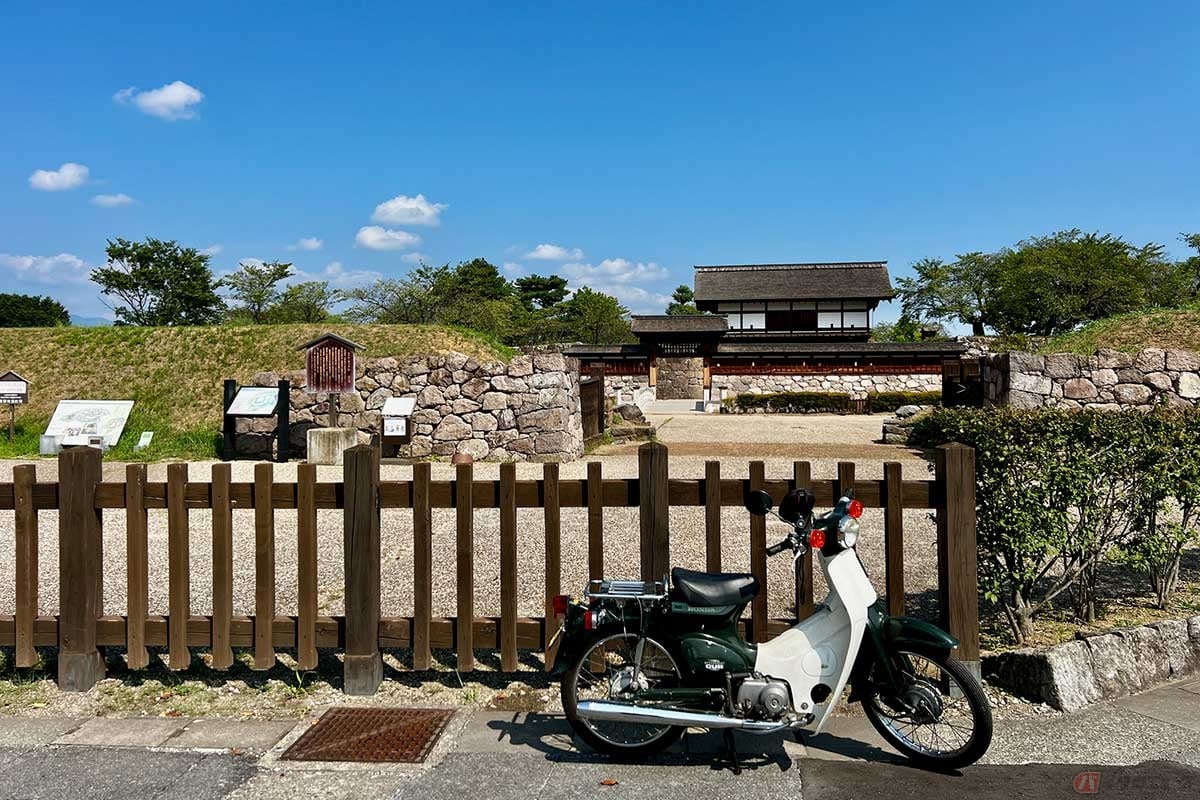 精巧に復元された太鼓門や前橋が美しい「松代城」にやってきた。撮影後にバイクを駐車場に停めて散策開始