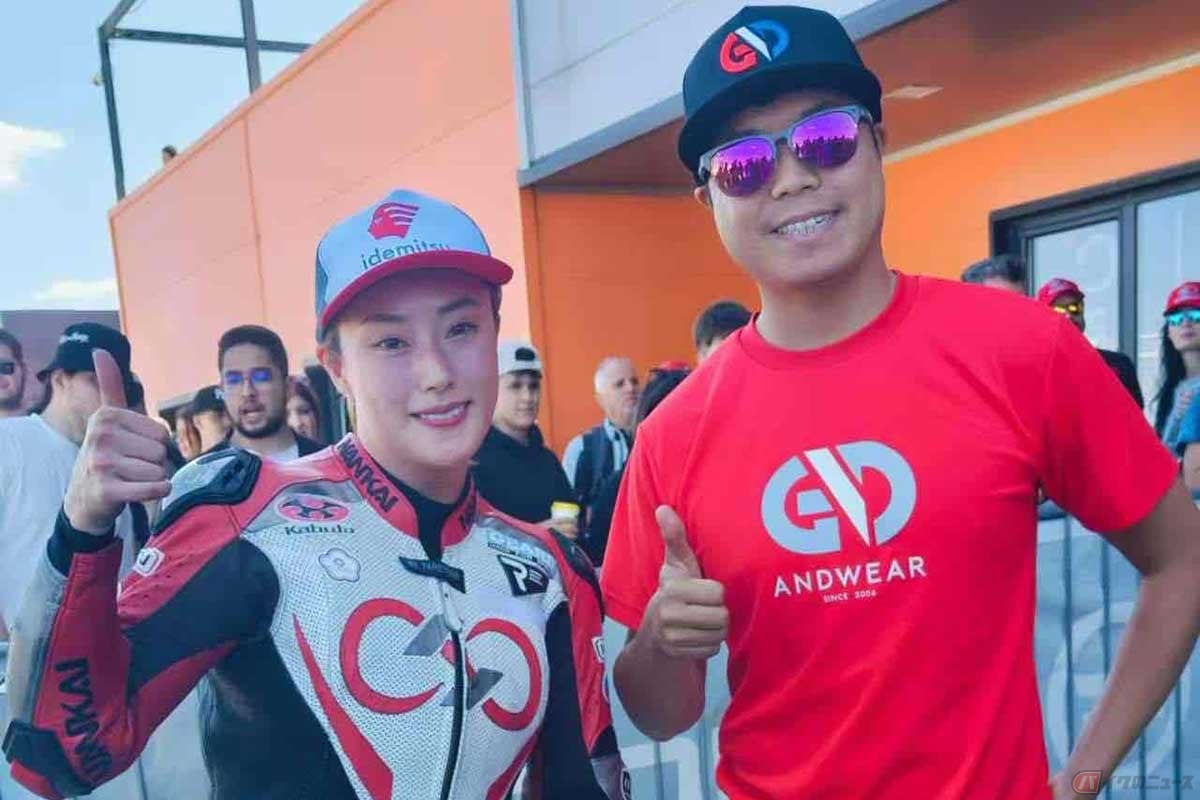 大久保選手（右）は自身のチーム「ホットレーシング」から、MOTO RCのS300クラスに参戦する台湾人女性ライダー、Vita選手（左）をサポート