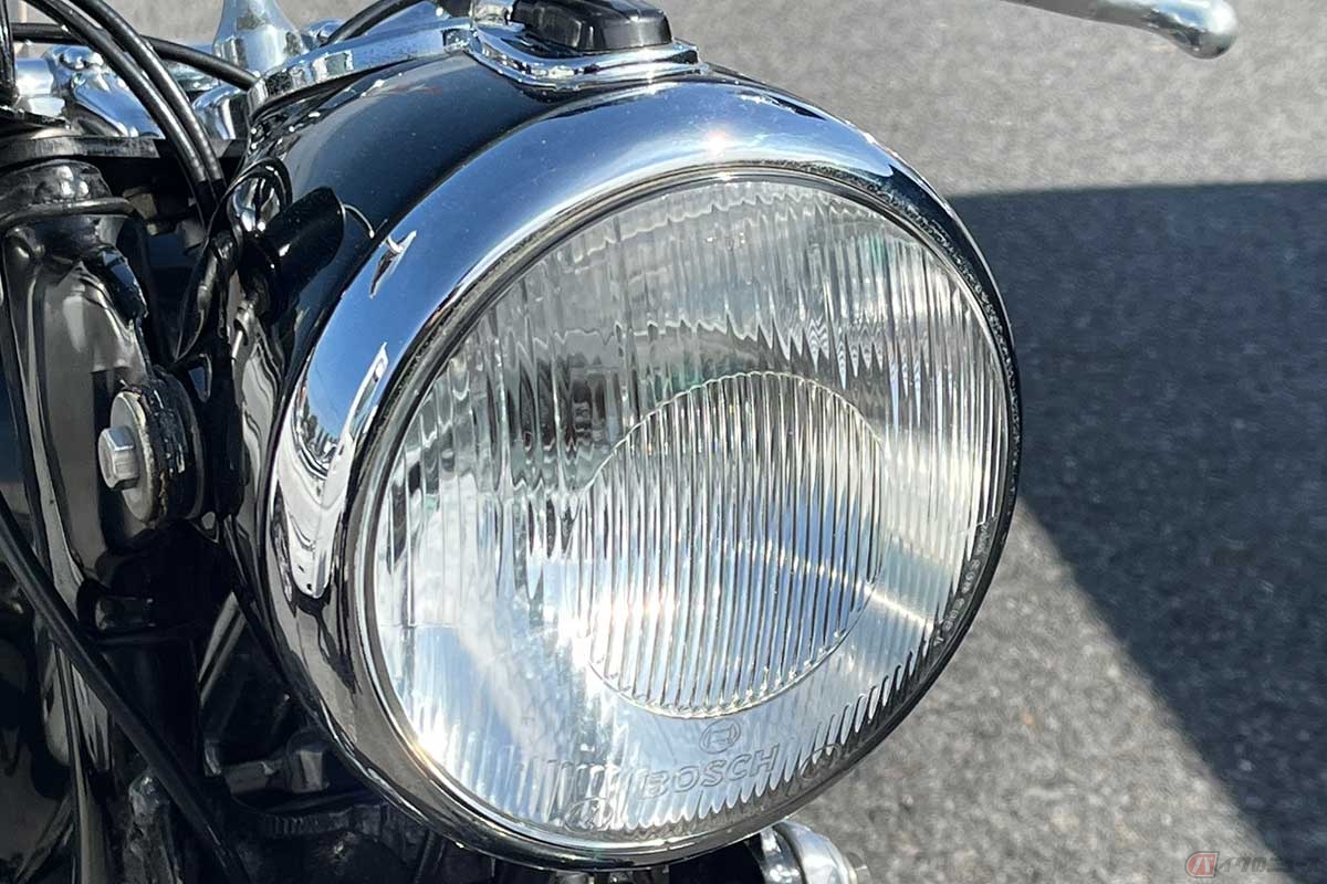 BMW「R 69 S」の純正ヘッドライト。12ボルト化対応部品のオルタネータに交換することで12ボルト化は可能です（ドイツ本国ではキットパーツも販売されています）。H4型バルブへの換装キットもあるそうですが、レンズデザインが変わってしまっては残念ですね