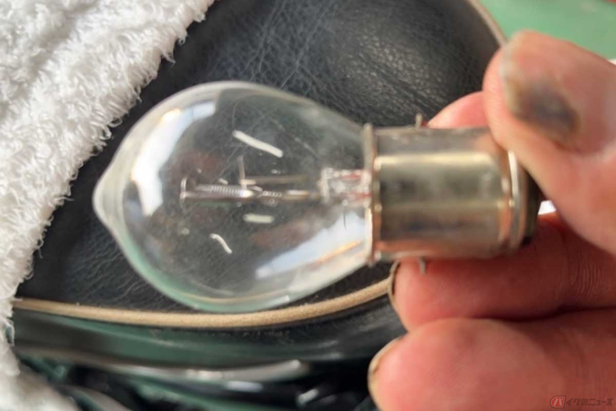 ナス型の純正標準型ヘッドライトバルブは45／45ワット仕様です。W数が大きいからと言って明るくなる訳ではありません。明るく照らすだけの電力供給が成されなくては、バルブが持つ性能は発揮されません