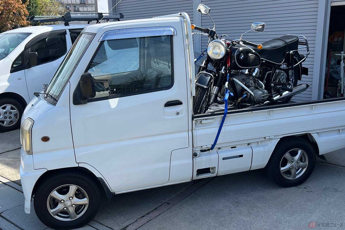 陸事へ「R 69 S」を持ち込む際に使ったトランポは軽トラです。大型車なので1台積載ですが（最大積載量は350Kg）、250ccクラスの軽二輪なら2台積載も可能です。最近は、海外でも軽トラ人気が高まっていて、特にアメリカでは、25年超えの旧型軽トラが大人気のようです