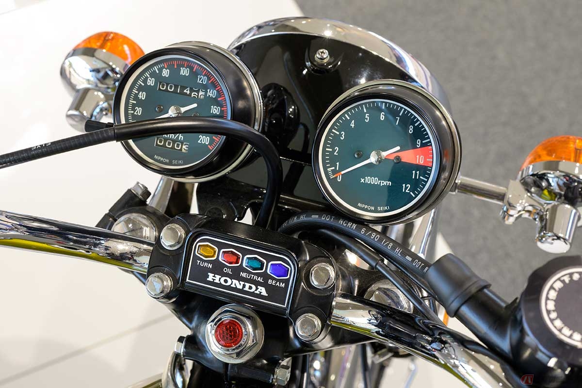 確認しやすいメーター類。各インジケーターは独立してハンドルマウントに集約されている