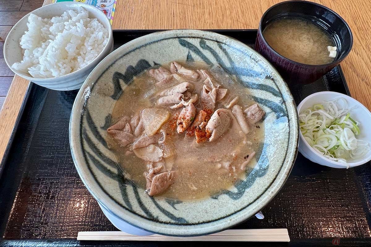 圏央道「菖蒲PA」で見つけた朝限定メニュー「もつ煮定食」(1000円)を実食。具は柔らかく、ボリュームも丁度良い。コッテリしすぎないので意外と朝食にも合う