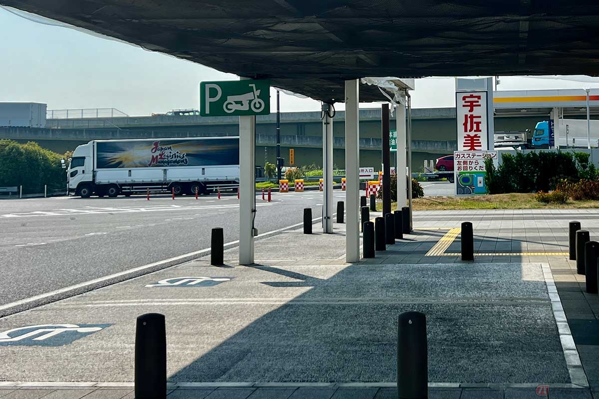 屋根が設置された2輪専用の駐車スペースも確保されている