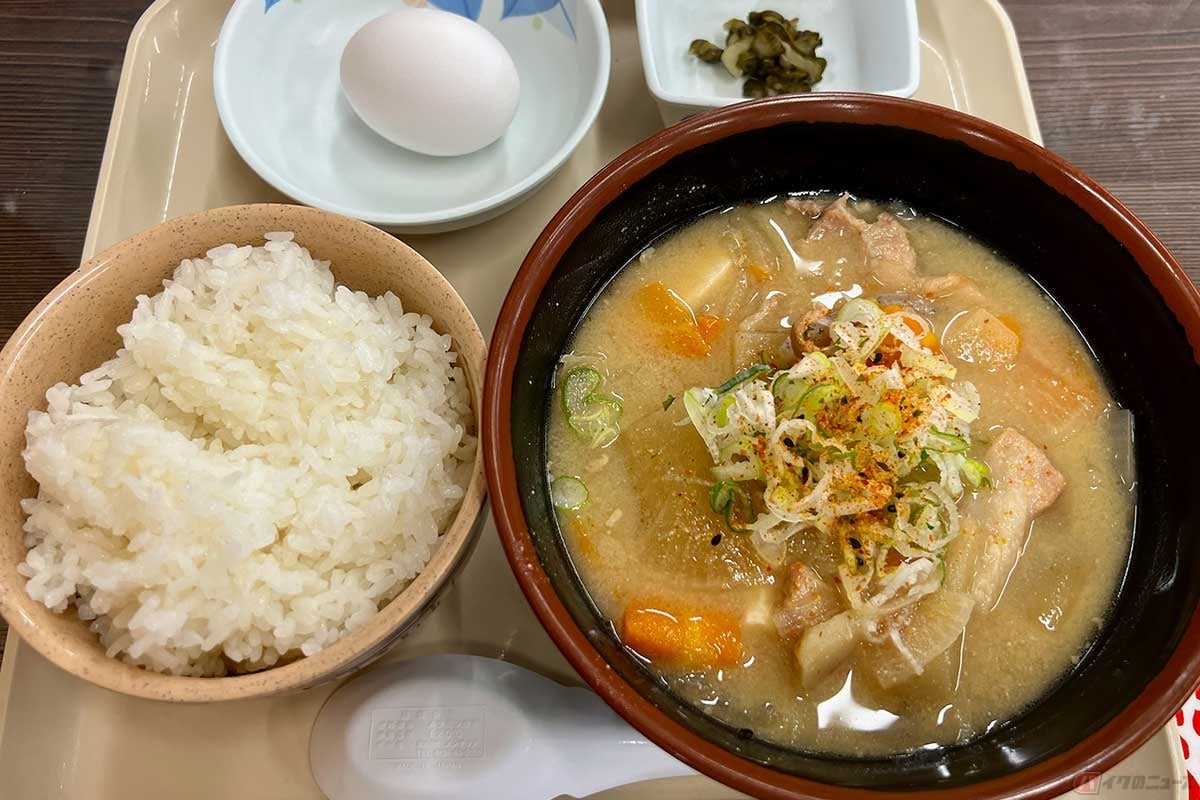 上信越道「東部湯の丸SA」(下り)で見つけた「豚汁定食」(900円)は、キャッチコピー通りの具沢山。嬉しい生卵付きで、素朴な彩りながらしっかり胃袋と心を満たしてくれた