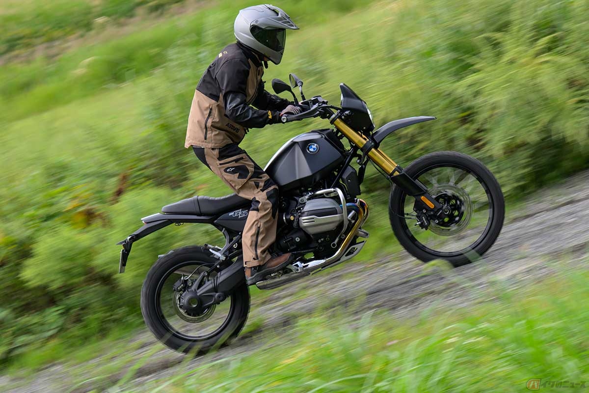BMW Motorrad新型「R 12 G／S」（2025年型）の「GSスポーツ」仕様に試乗する筆者（中村友彦）。カラー：ナイトブラックマットカラー